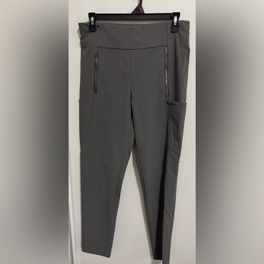 Athleta Headlands Hybrid Trek Jogger pants in a gray color size 8